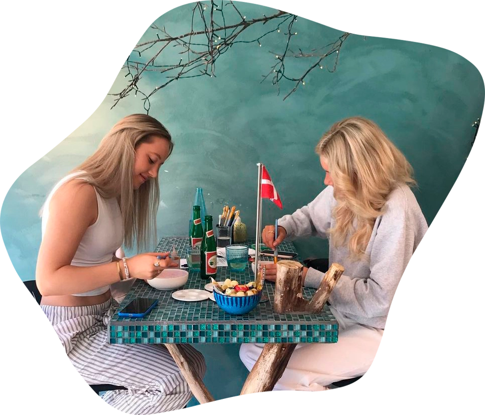 2 piger der laver smykker